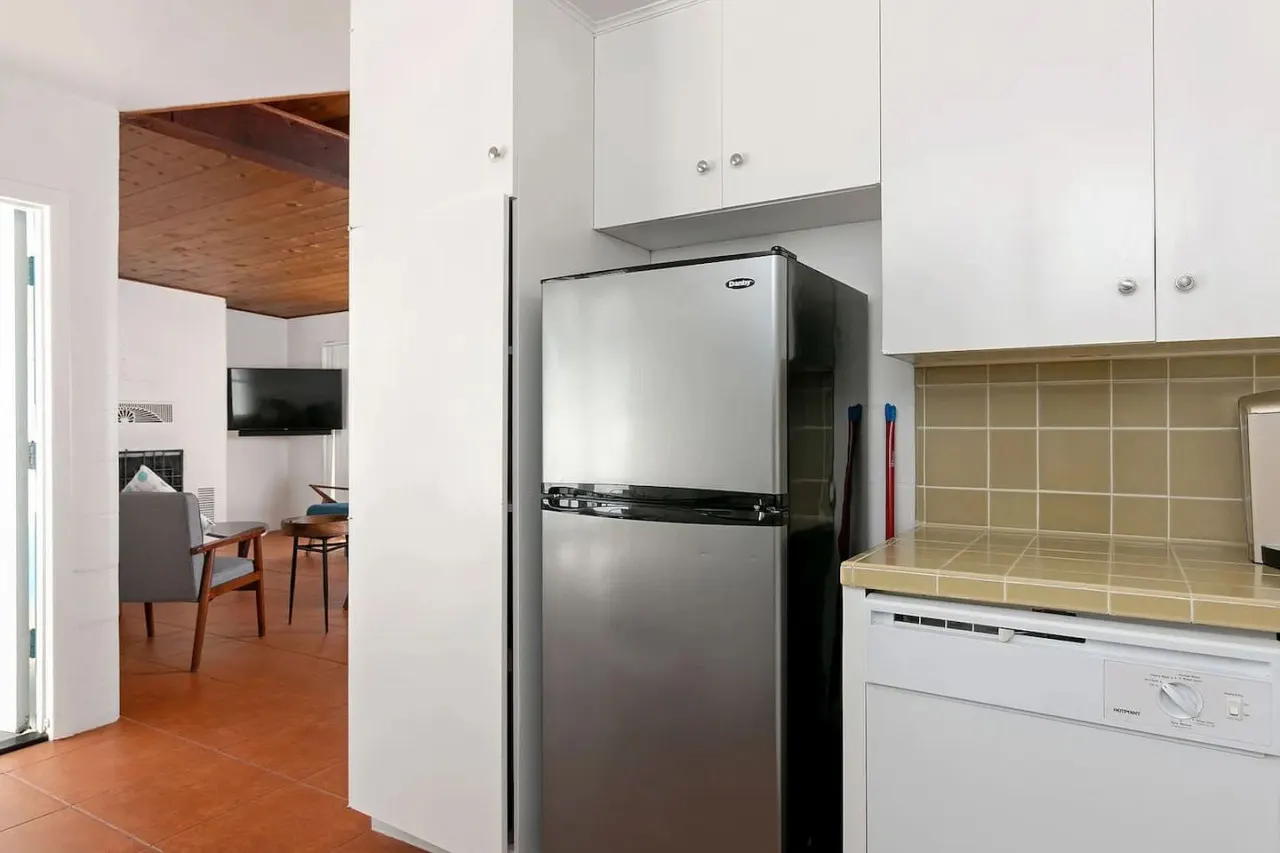 Hollywood Beachside Bungalow - Cute Mid-Century Style 11