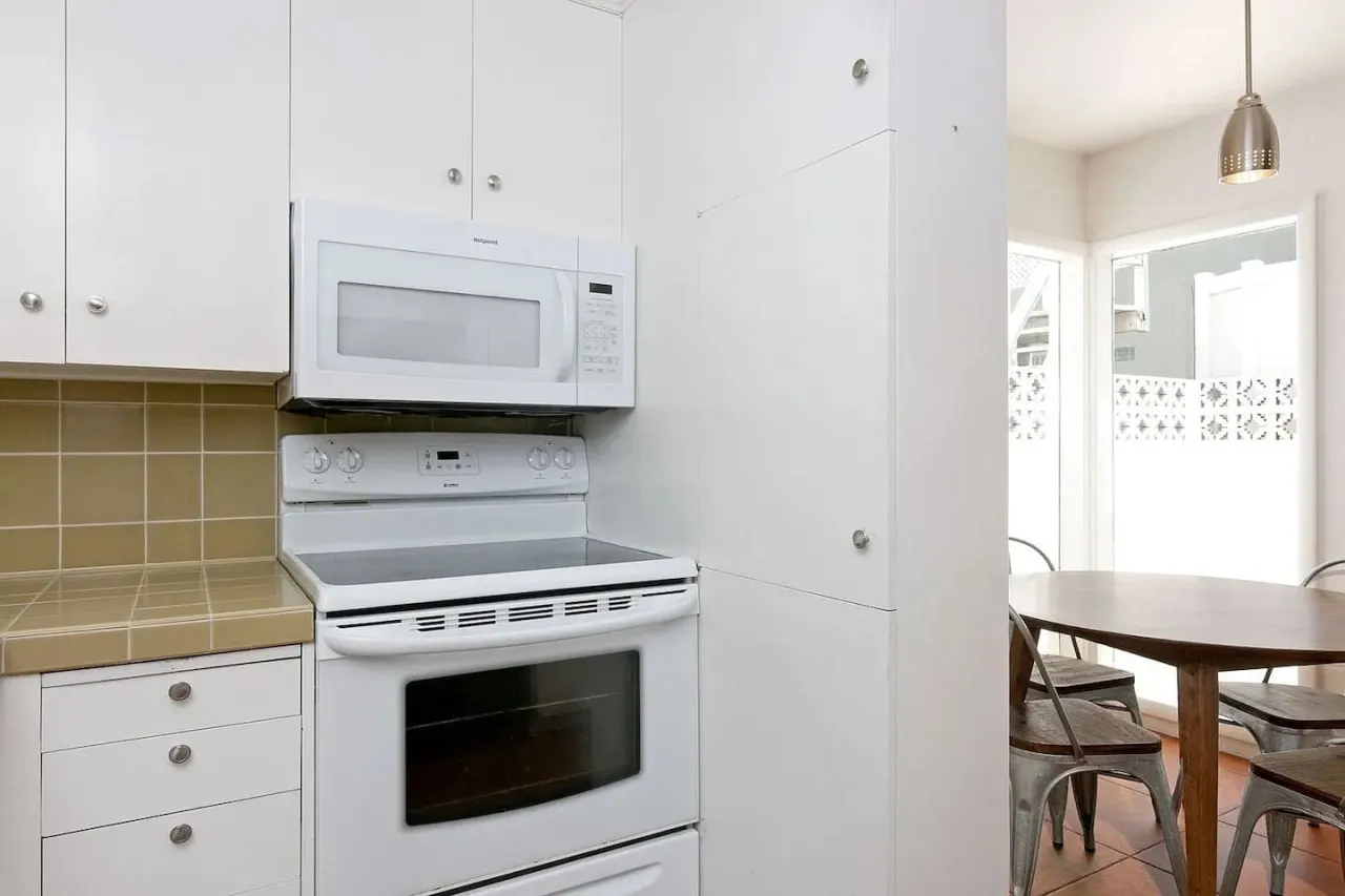 Hollywood Beachside Bungalow - Cute Mid-Century Style 12