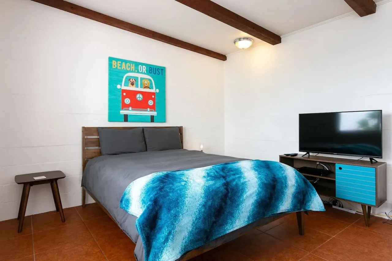 Hollywood Beachside Bungalow - Cute Mid-Century Style 15