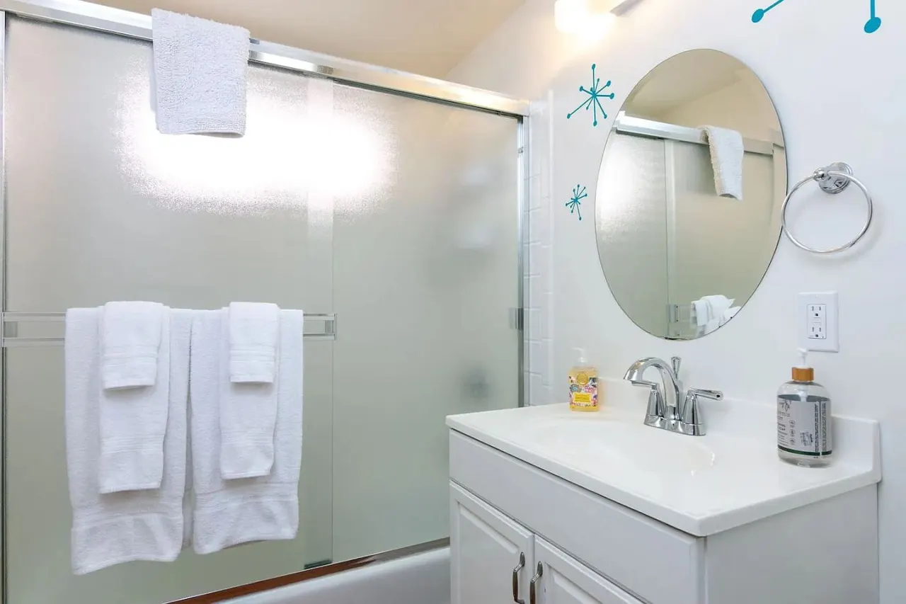 Hollywood Beachside Bungalow - Cute Mid-Century Style 16