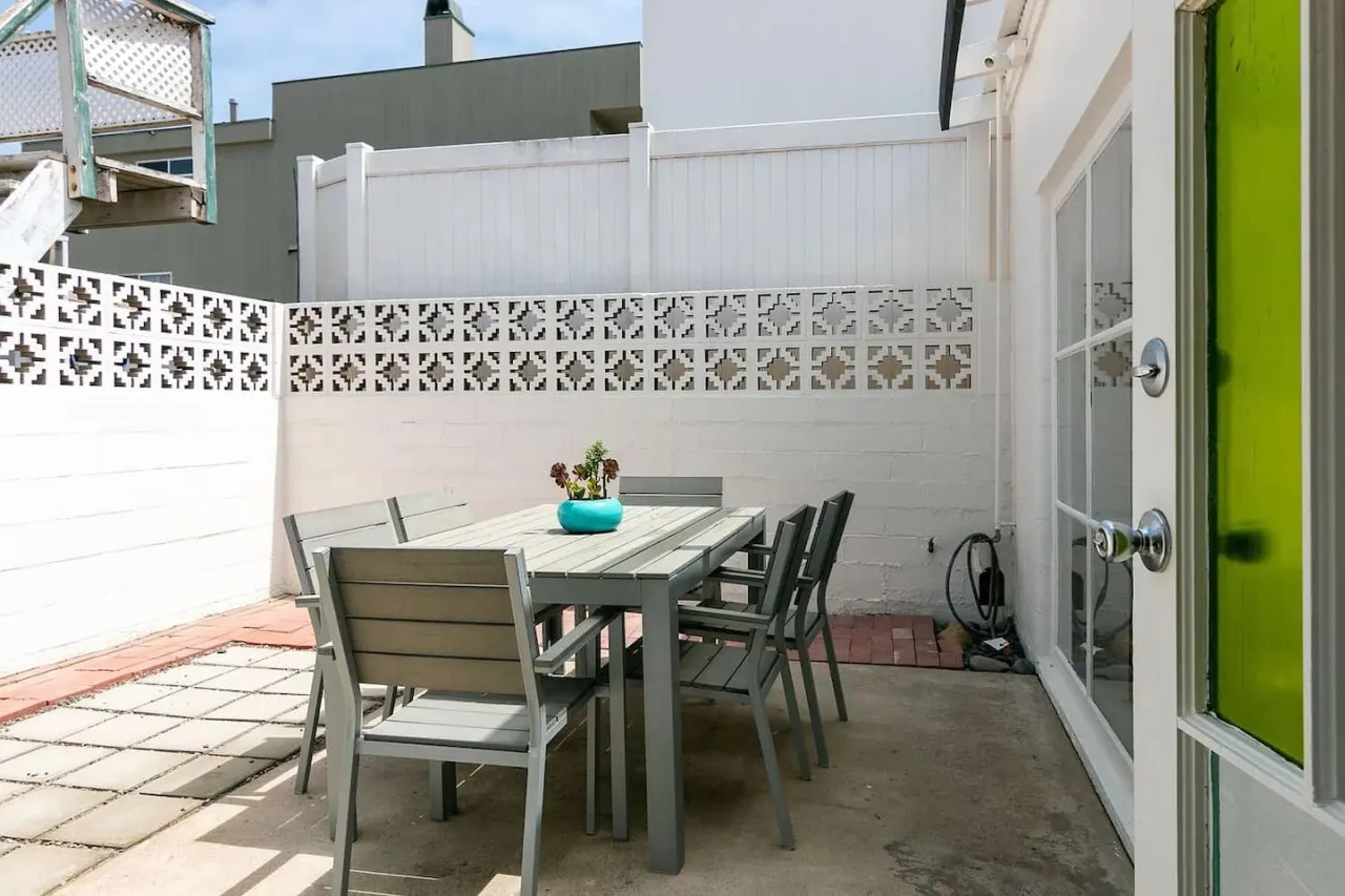 Hollywood Beachside Bungalow - Cute Mid-Century Style 20