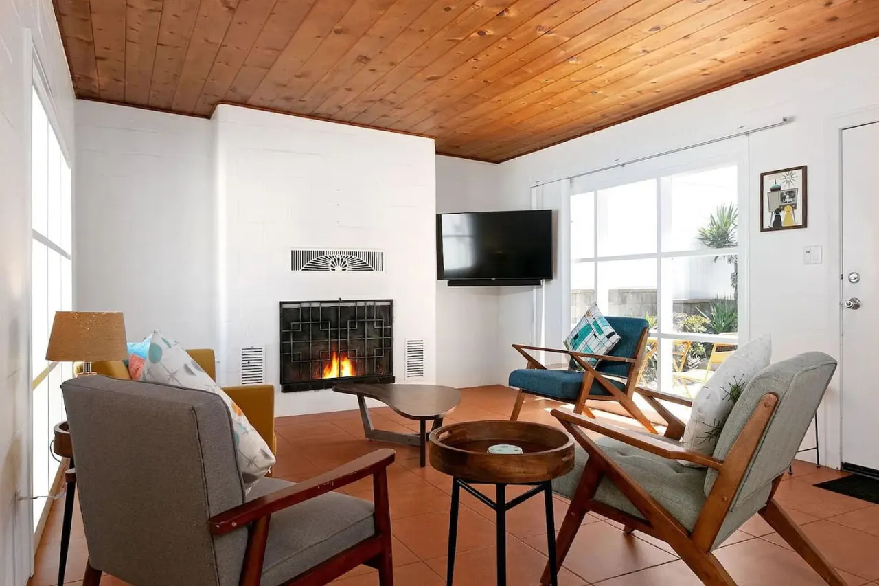 Hollywood Beachside Bungalow - Cute Mid-Century Style 6