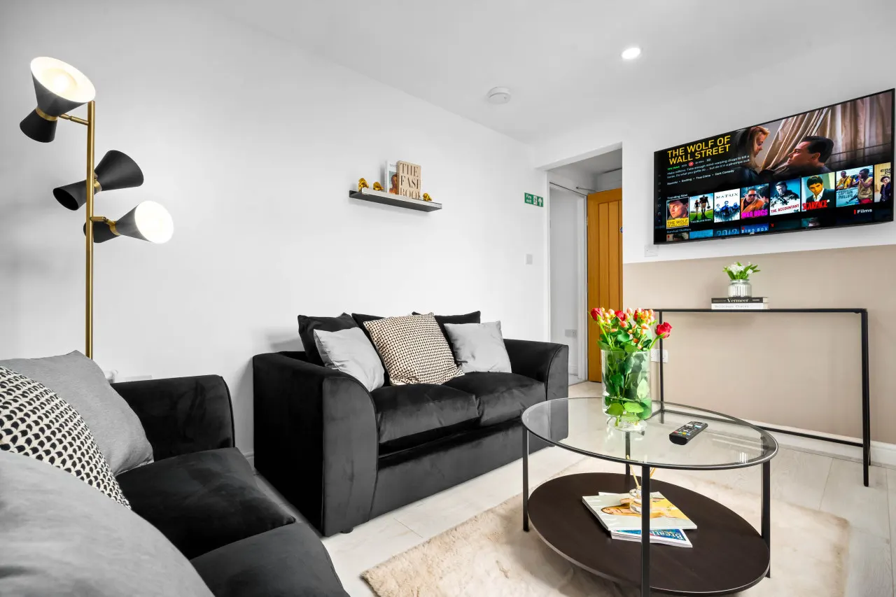 Modern 2 Bedroom Apartment - WiFi - Smart TV 9