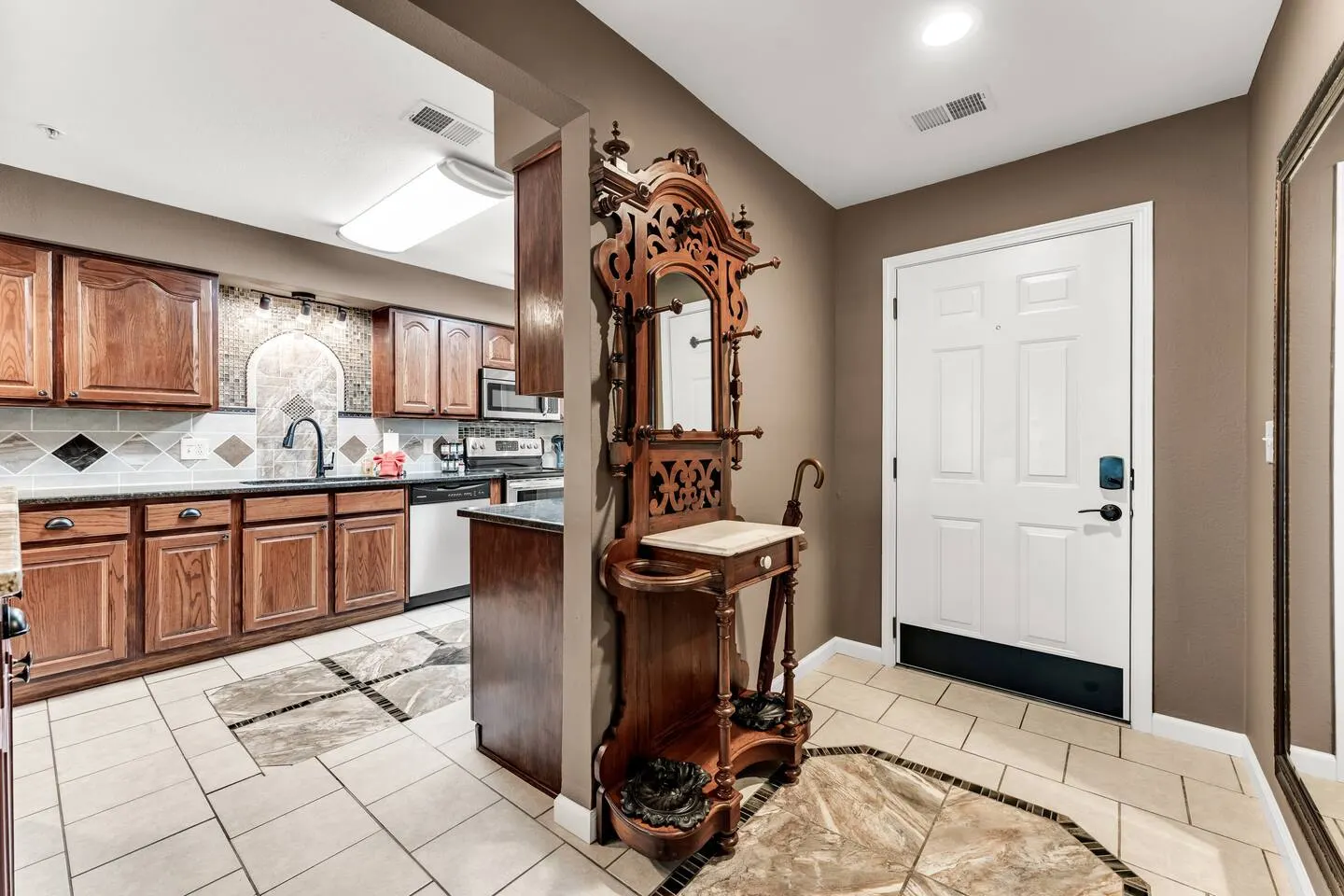 Beautifully Redone Condo Near Strip Pool & Sauna 16