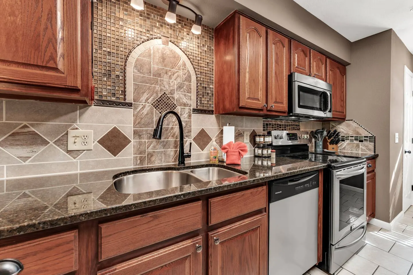 Beautifully Redone Condo Near Strip Pool & Sauna 19