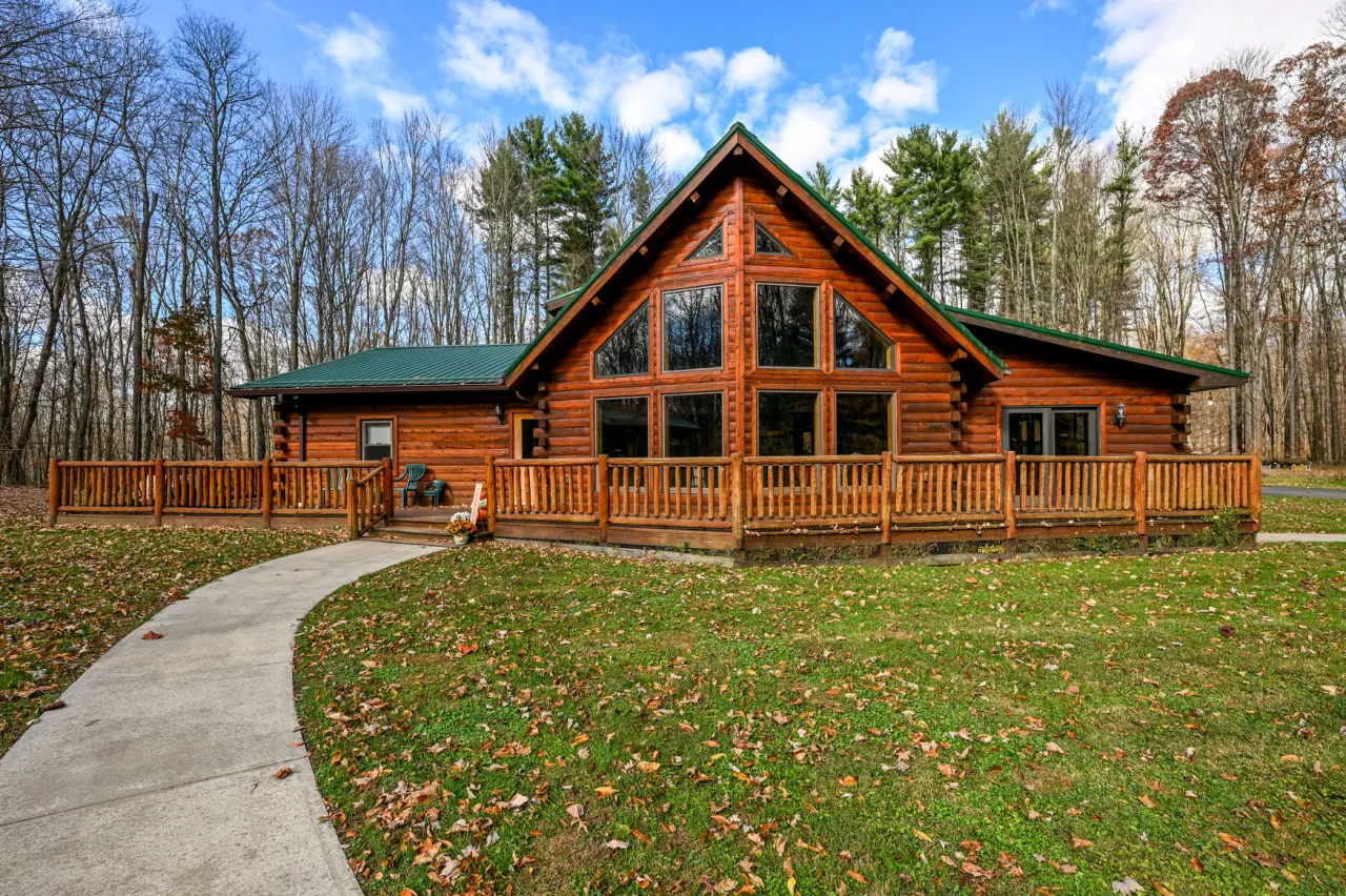 Cozy Kinsman Cabin in the woods w/Hot Tub