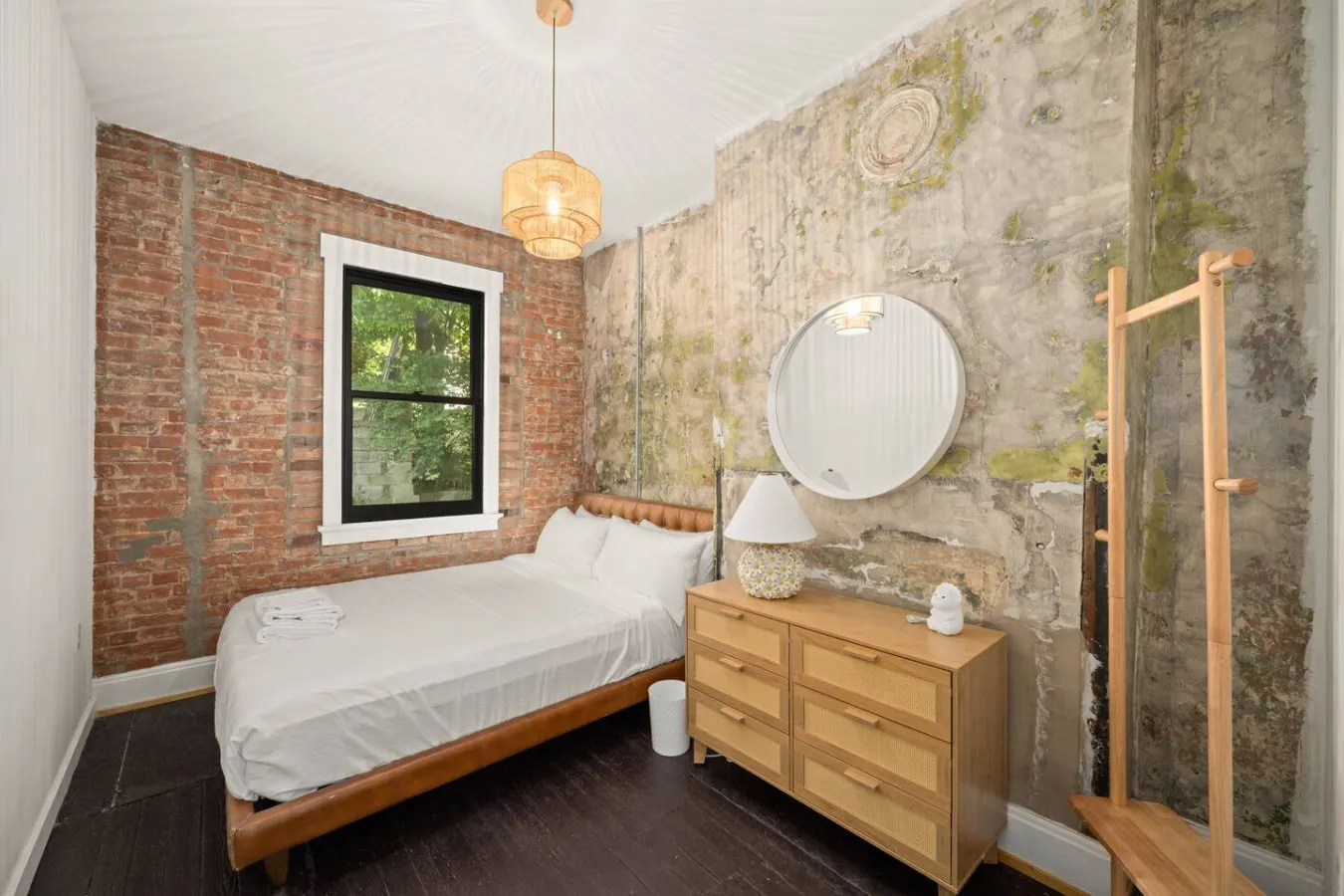 Lux Hidden Gem, 2bd w/ Patio Steps from All OTR 19