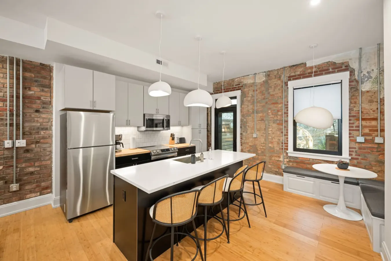 Lux Hidden Gem, 2bd w/ Patio Steps from All OTR — foto 4