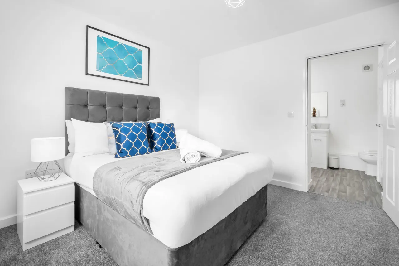 Stylish 2 Bed Apartment - Parking - Smart TV - WIFI 27 16