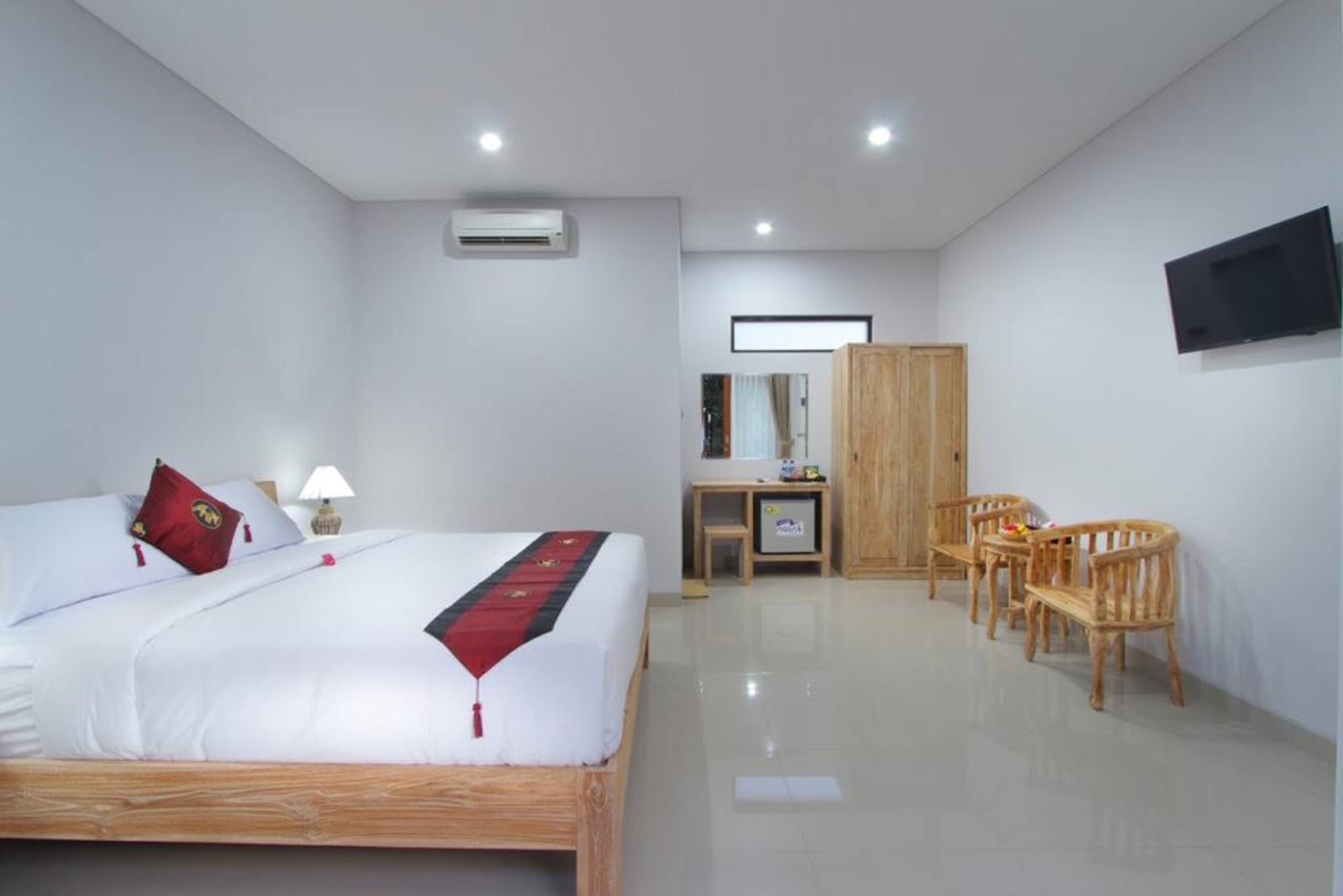 Deluxe room in seminyak center bali 13