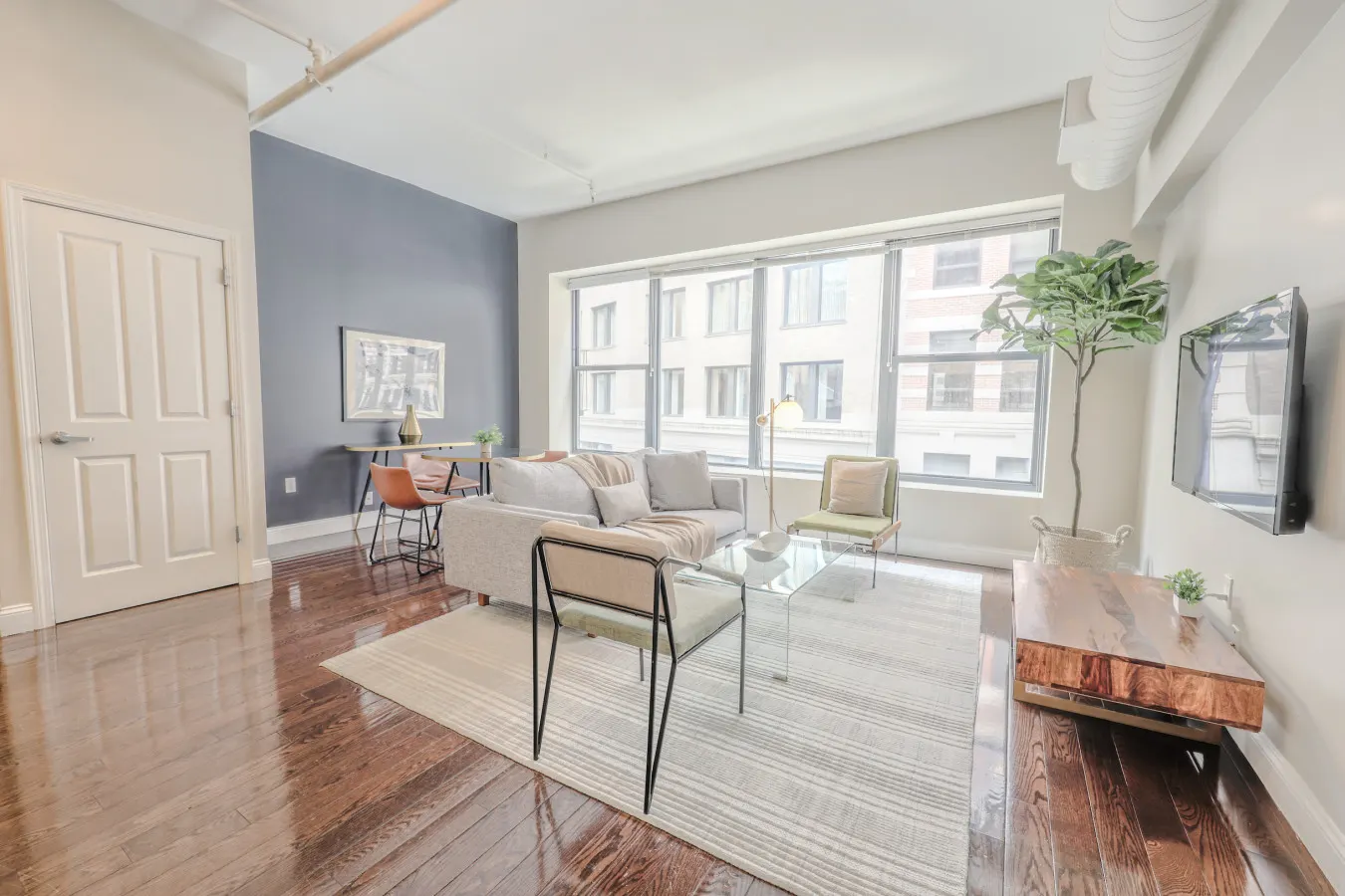 2br/2ba FIDI Apt | Keyless Entry | Walk anywhere!