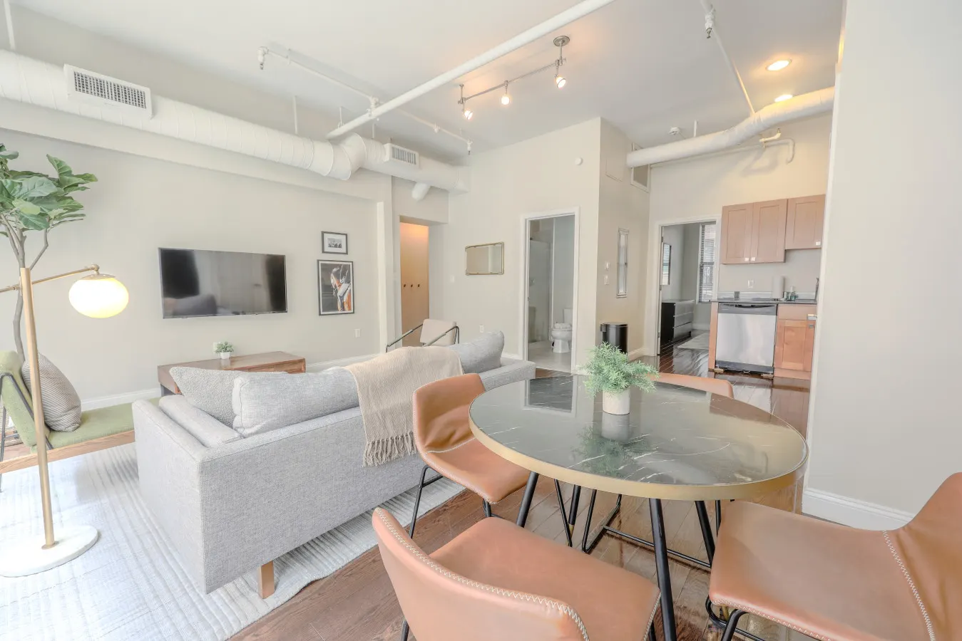 2br/2ba FIDI Apt | Keyless Entry | Walk anywhere! — photo 4