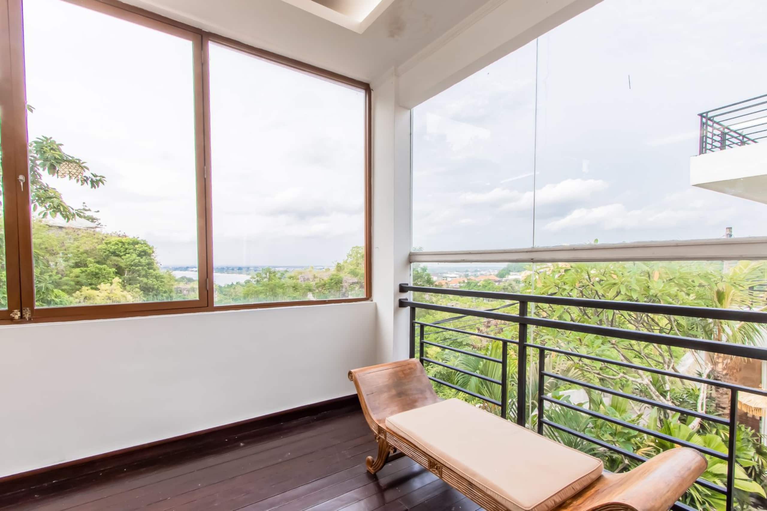 6 BR Tropical Villa with Ocean View in Jimbaran 18