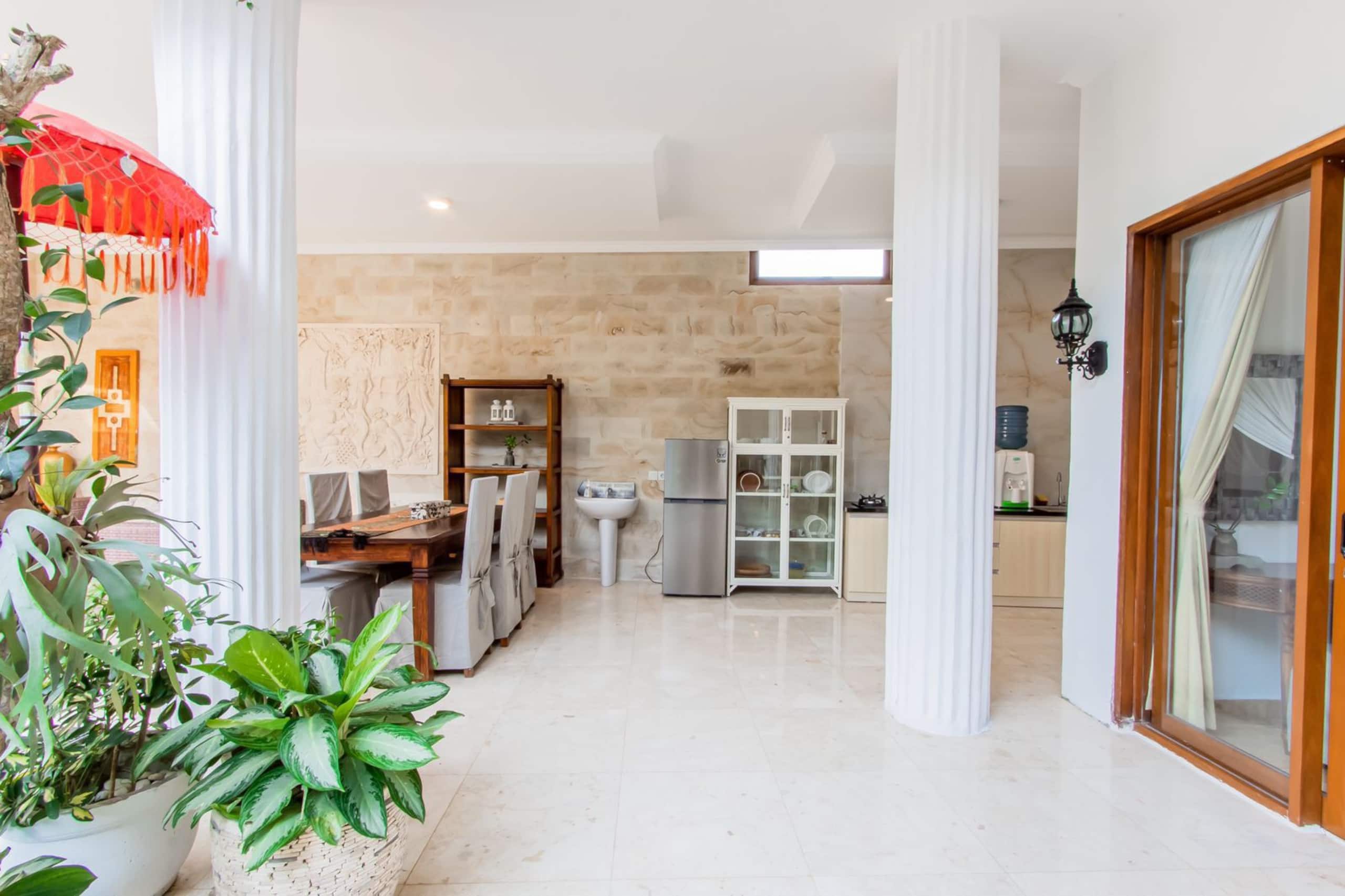 6 BR Tropical Villa with Ocean View in Jimbaran 8