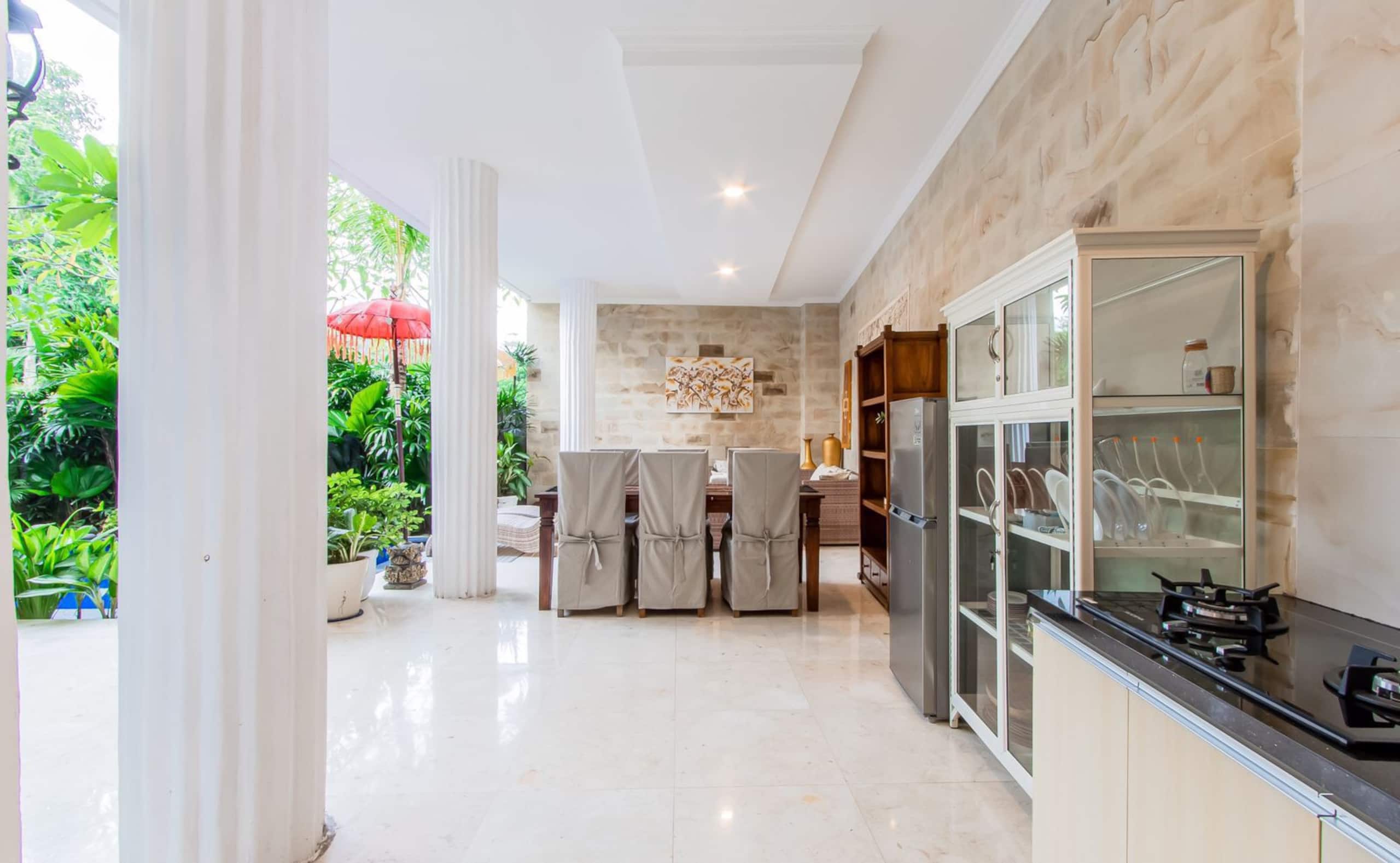 6 BR Tropical Villa with Ocean View in Jimbaran 7