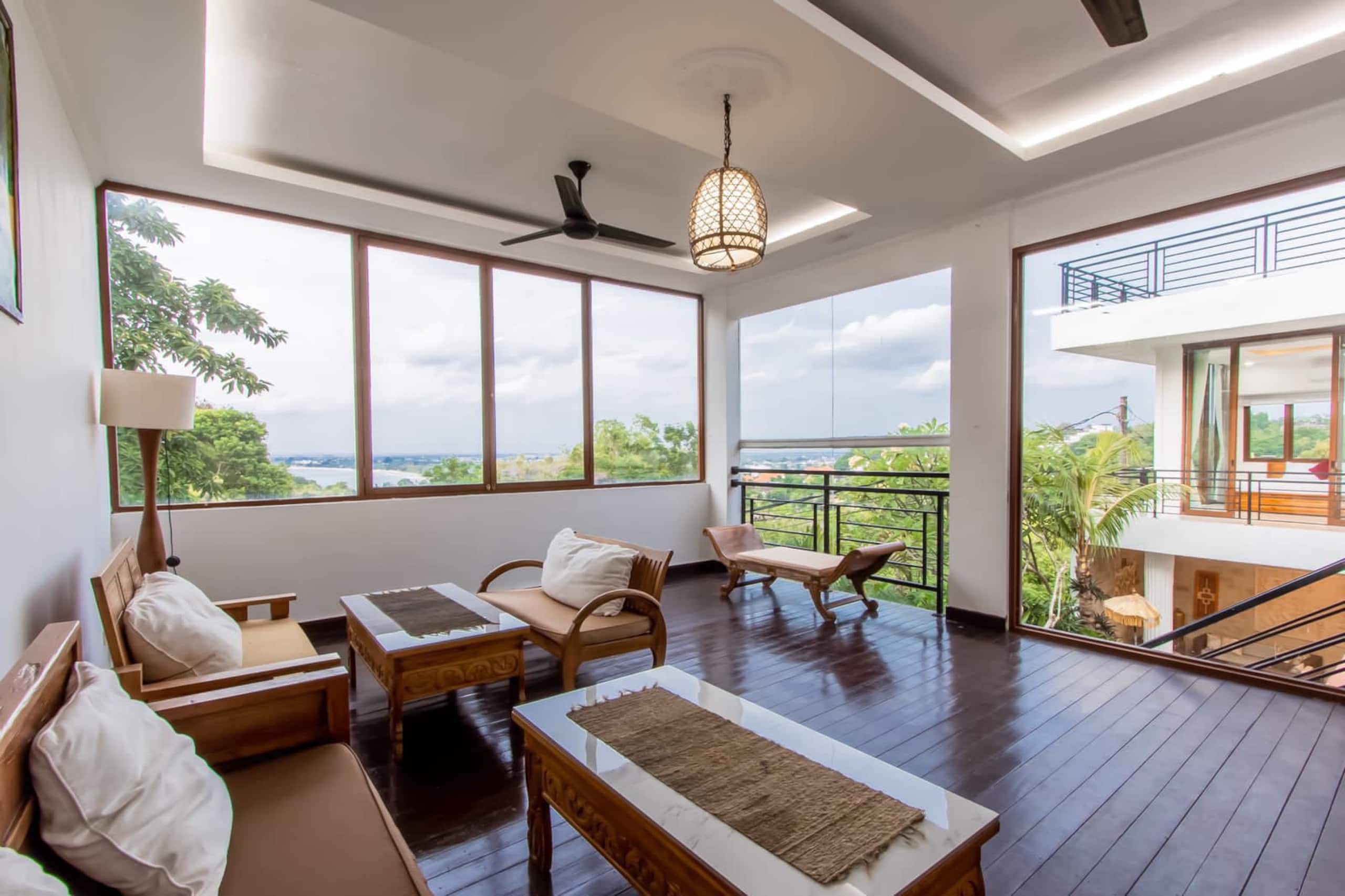 6 BR Tropical Villa with Ocean View in Jimbaran 9