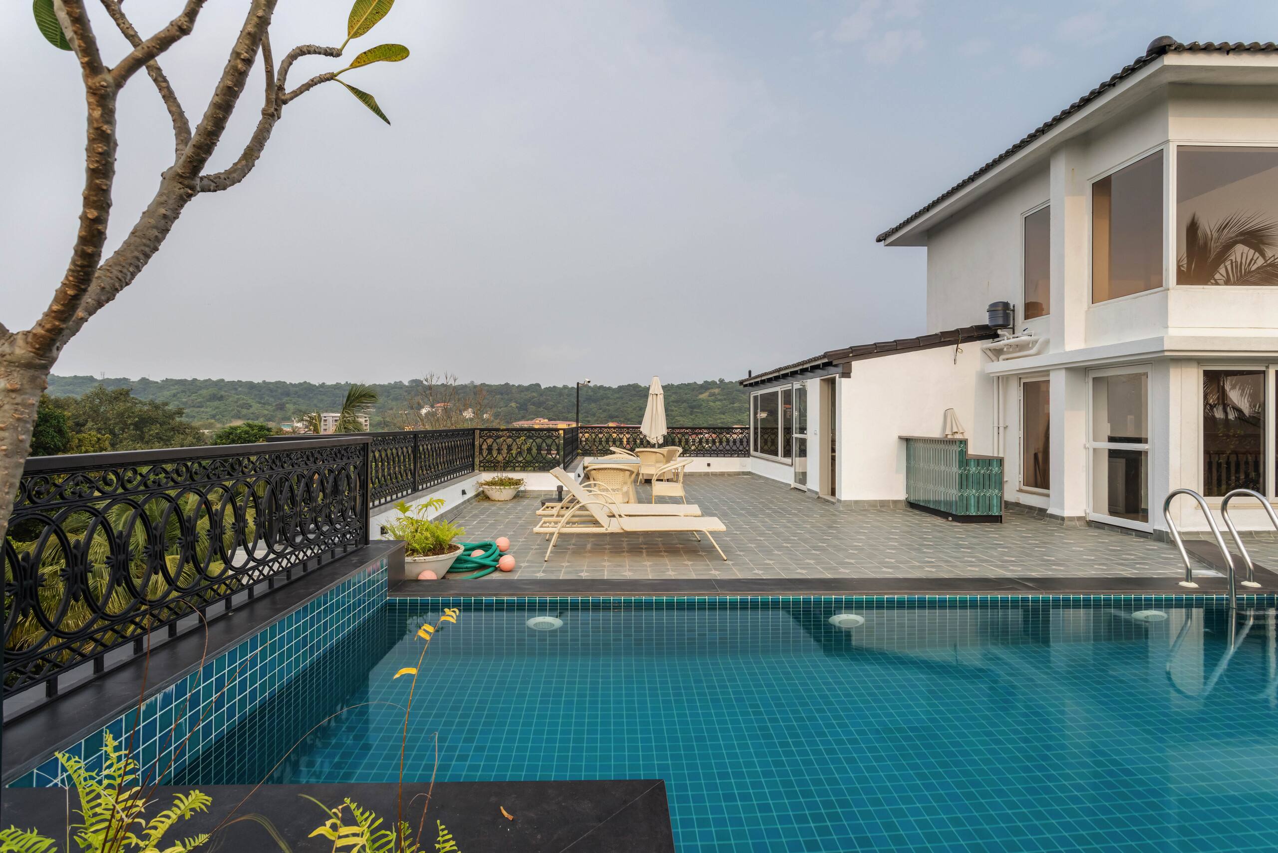 Pristine 2BHK | Rooftop Pool & Gym | 2min to Beach 8