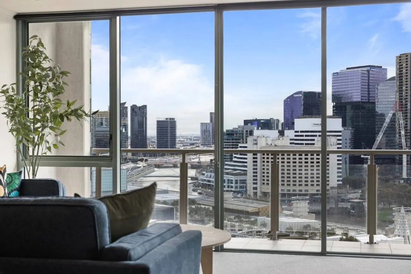 Ellie: 3 Bed, 2 Bath, Penthouse Style Apartment — photo 2