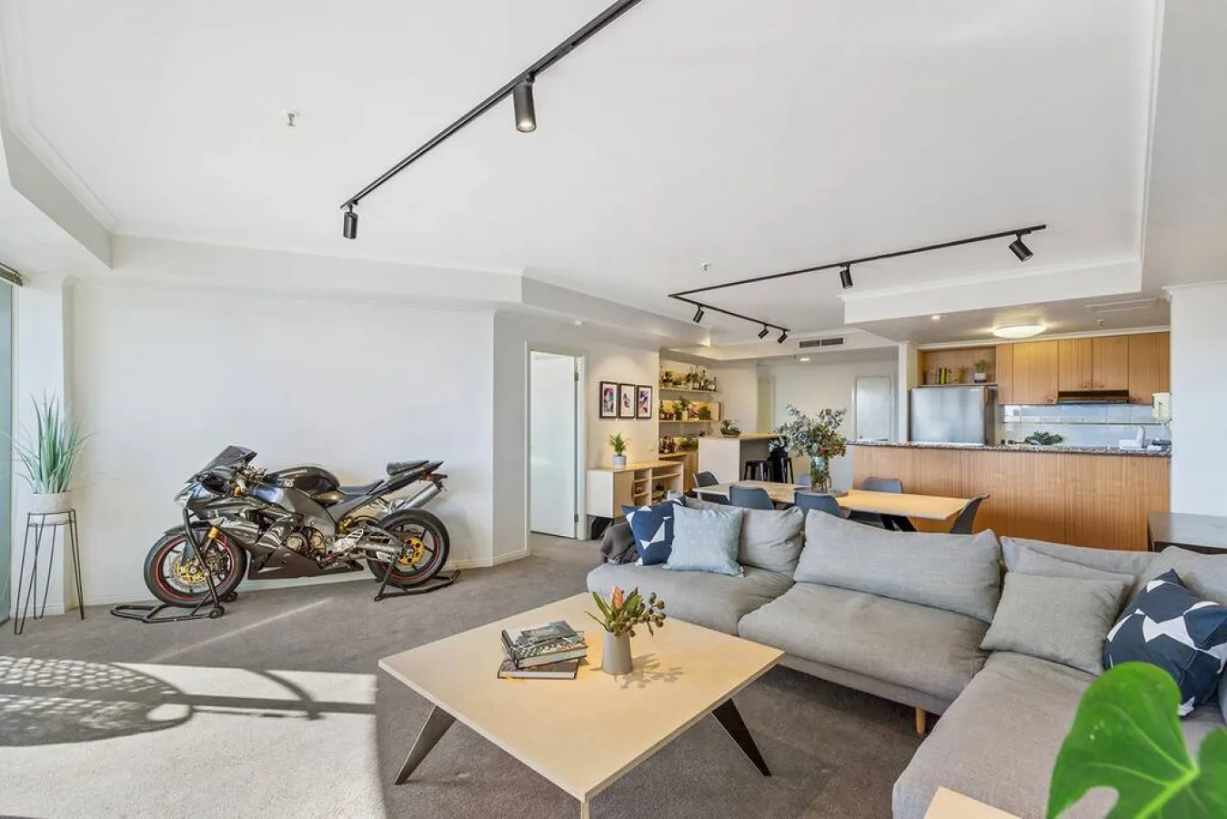 Ellie: 3 Bed, 2 Bath, Penthouse Style Apartment — photo 3