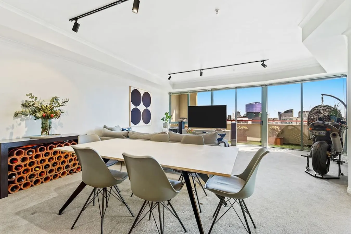 Ellie: 3 Bed, 2 Bath, Penthouse Style Apartment — photo 4