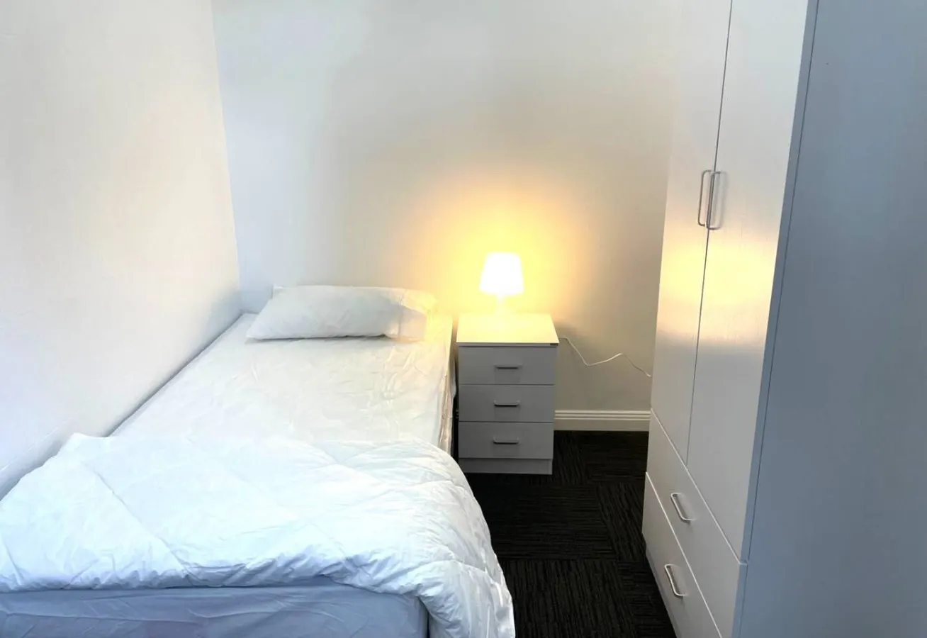 Bright Single Room with Window