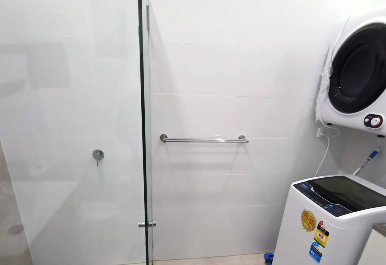 Bright Single Room with Window 6