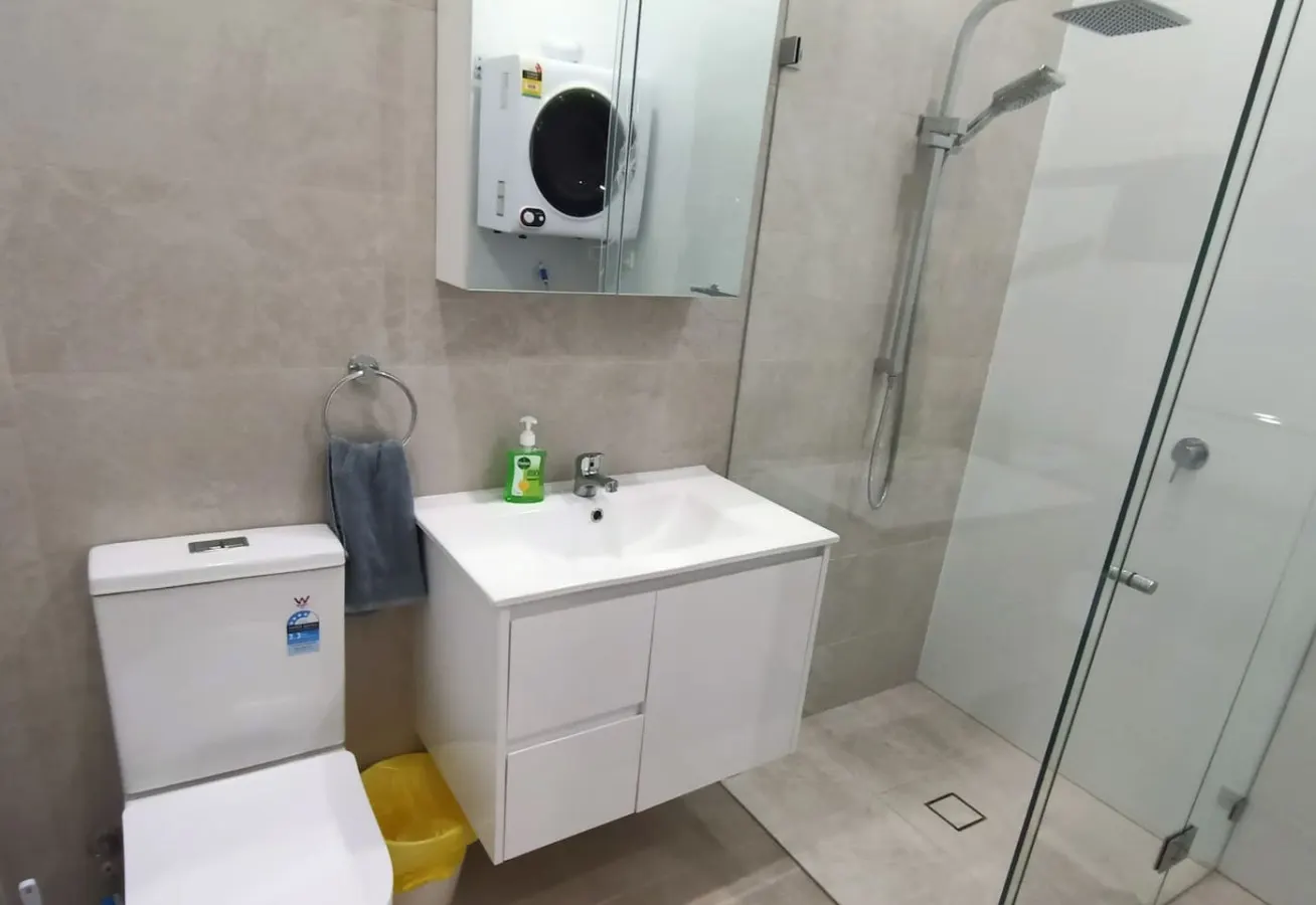 Bright Single Room with Window 7