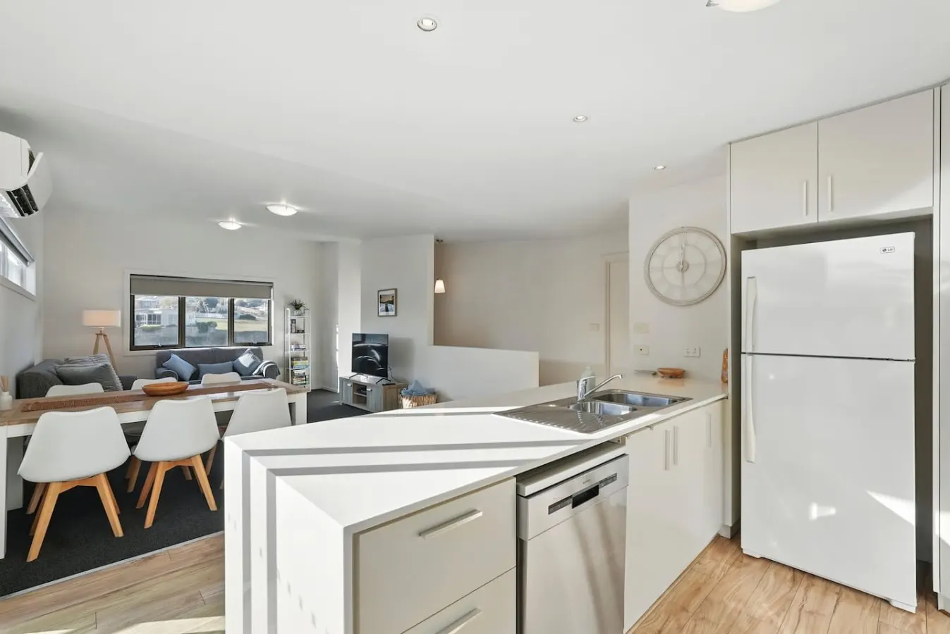 Spacious Home, Modern Kitchen With Parking 9