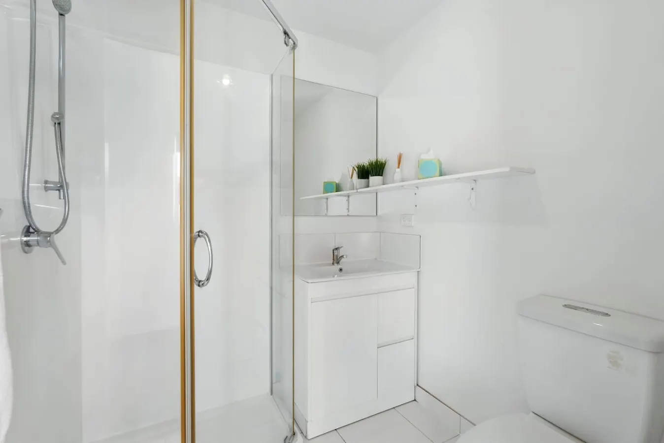 Spacious Home, Modern Kitchen With Parking 17