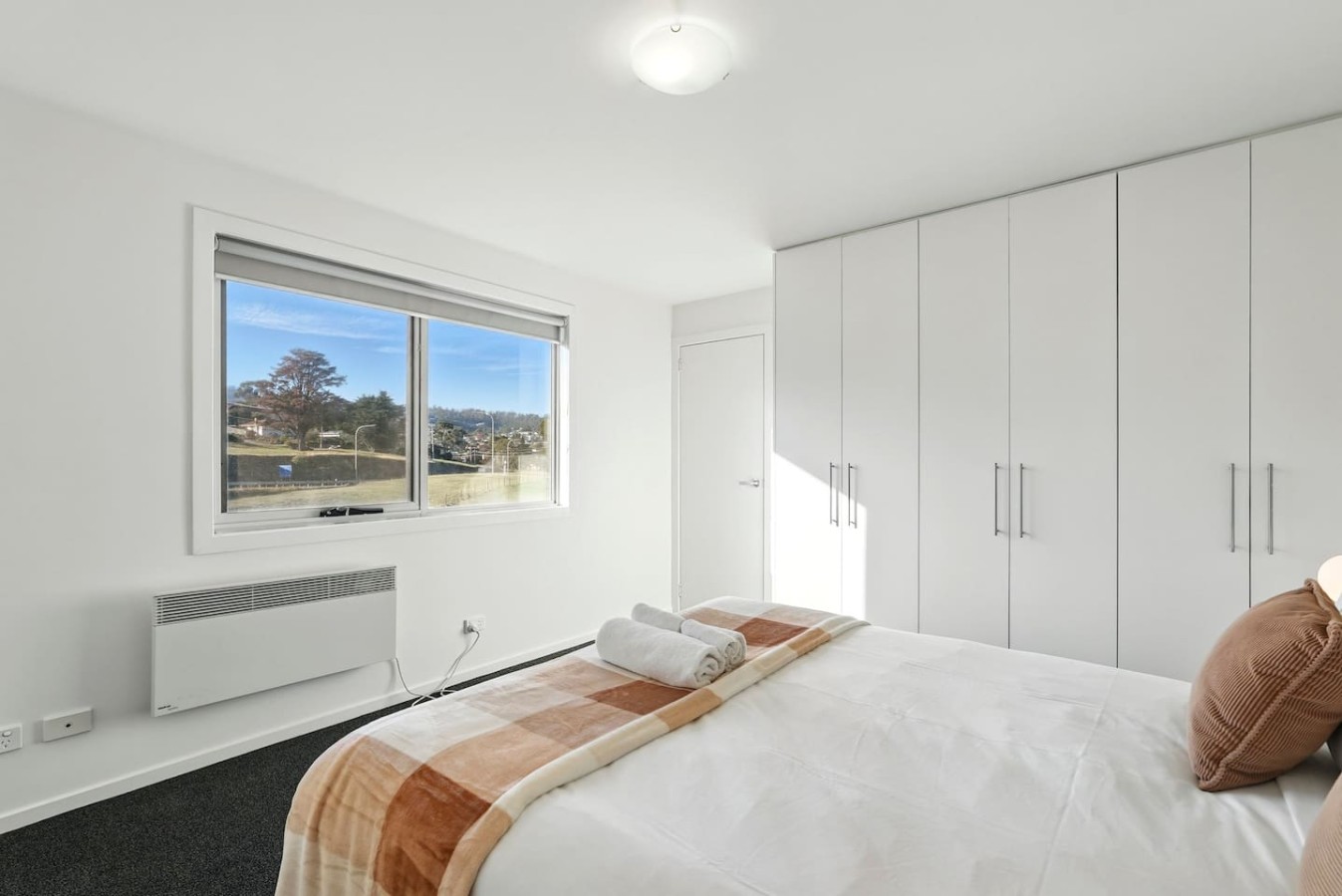 Spacious Home, Modern Kitchen With Parking — photo 5