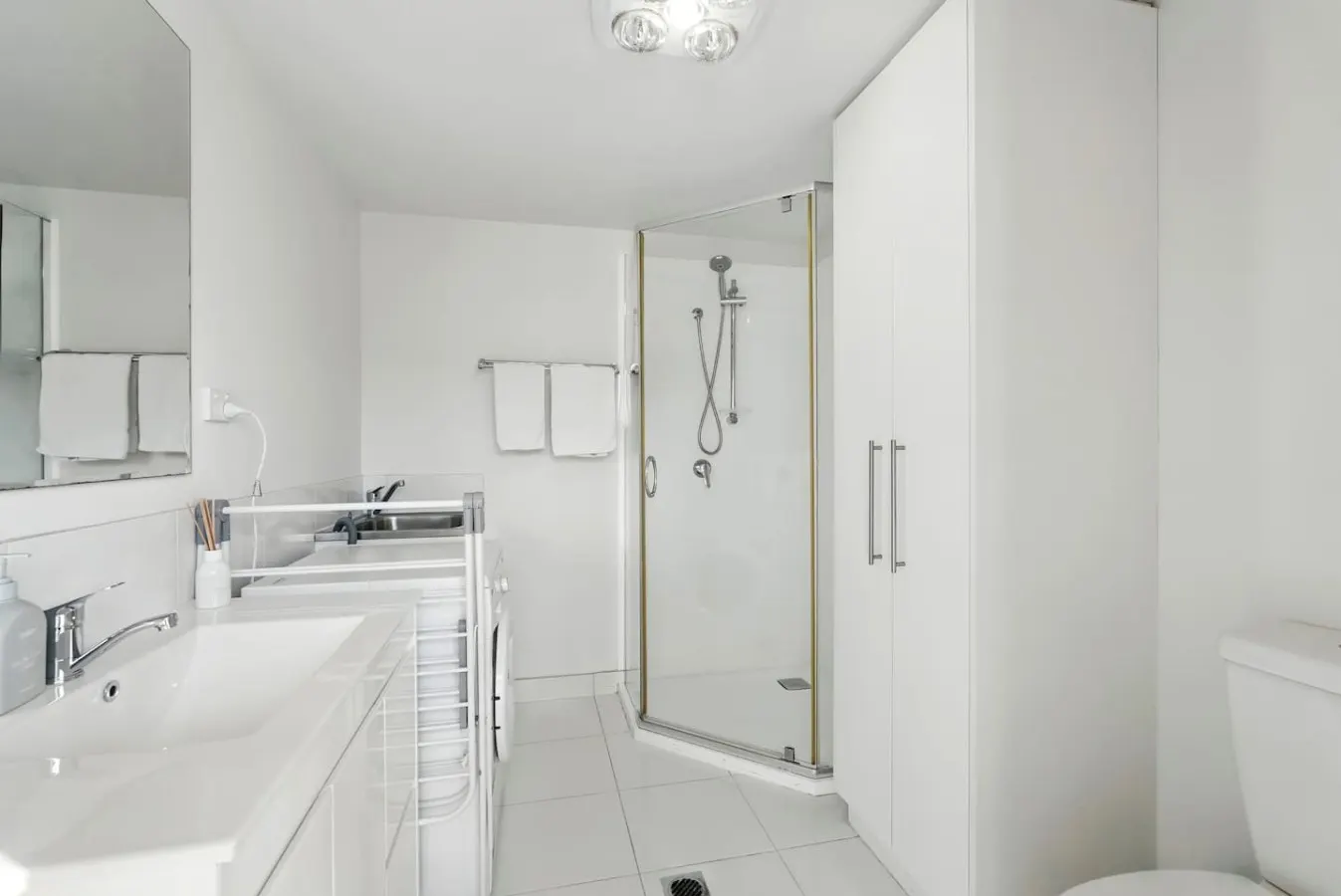 Spacious Home, Modern Kitchen With Parking 8