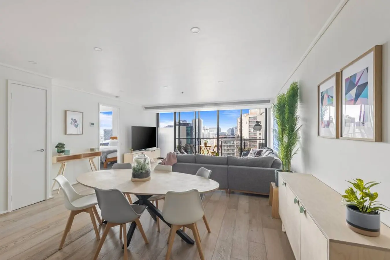 Ariel: 3 Bed, 2 Bath, Penthouse Style Apartment — photo 2