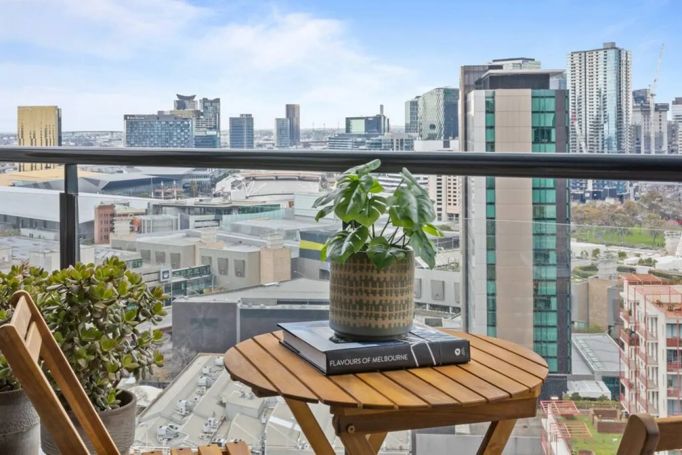 Ariel: 3 Bed, 2 Bath, Penthouse Style Apartment — photo 3