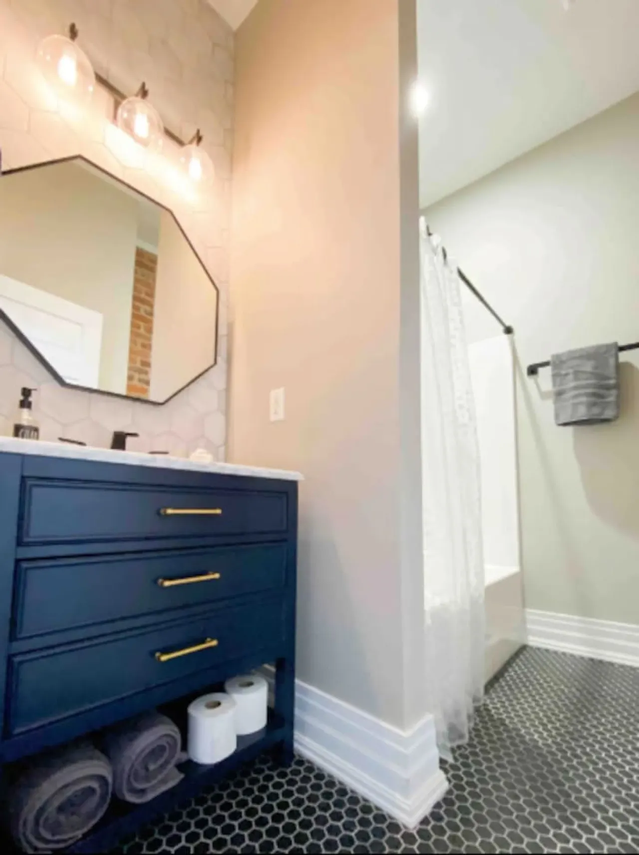 Dorchester- 2 King beds in downtown Lynchburg! 12