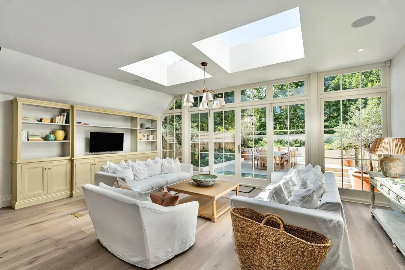 Luxury 6-Bed Mansion | Gym | Sauna | Pool | AC