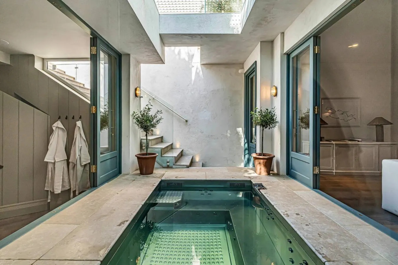 Luxury 6-Bed Mansion | Gym | Sauna | Pool | AC — photo 2