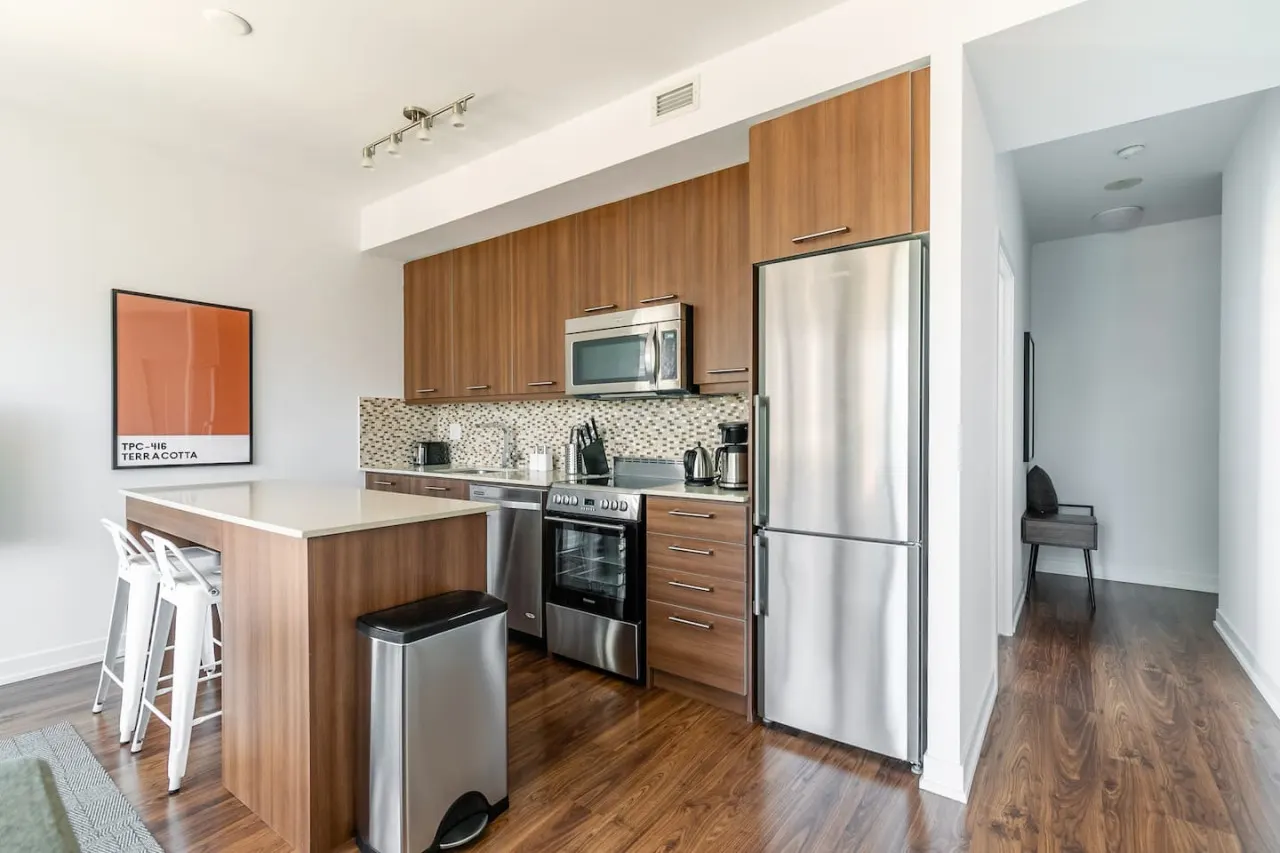 Luxury 2BR Downtown • Great View • Free Parking — photo 2
