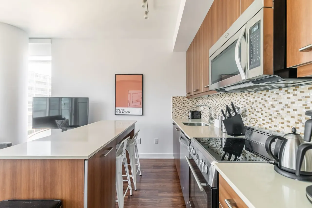 Luxury 2BR Downtown Great View Free Parking 9