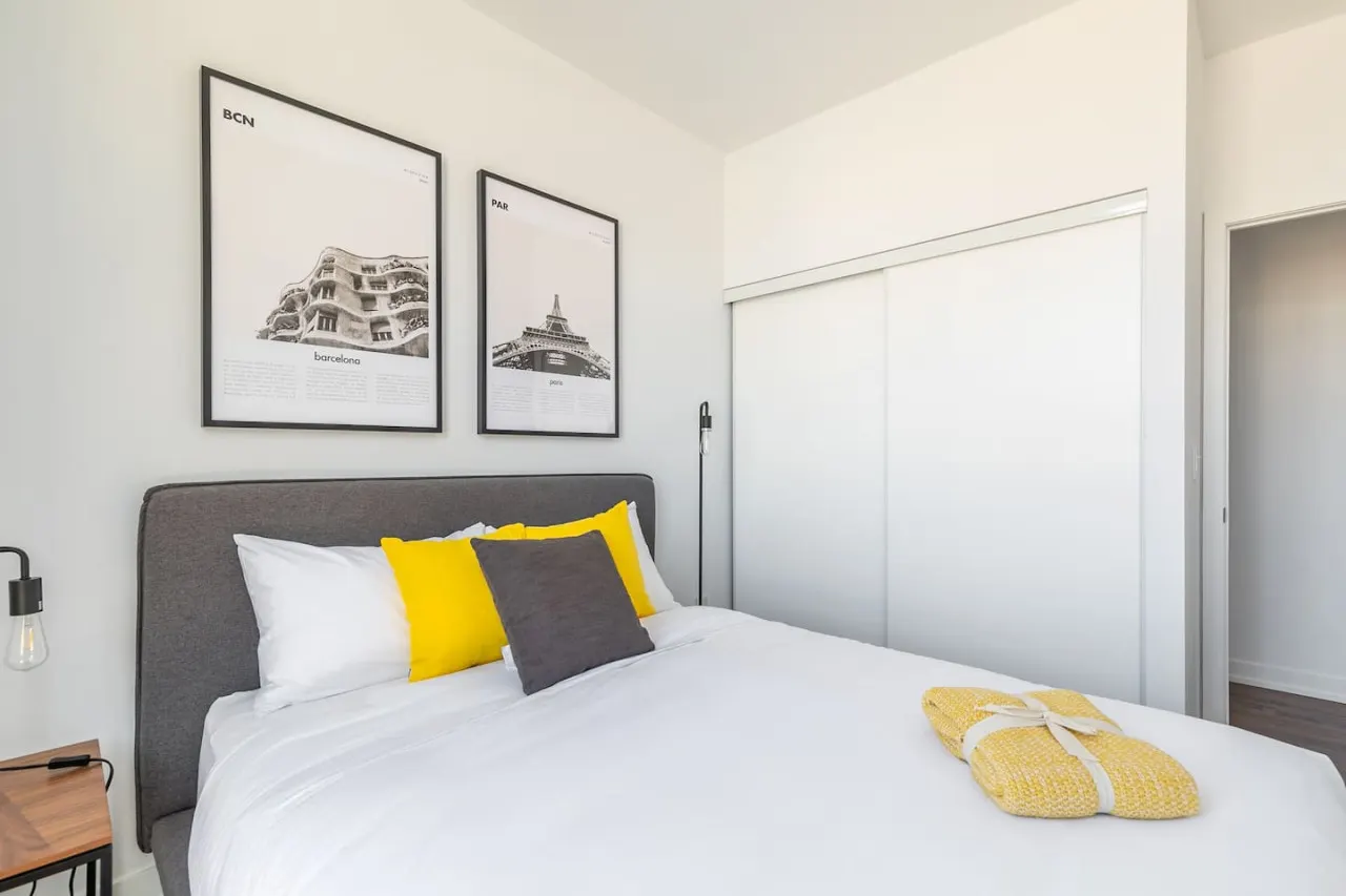 Luxury 2BR Downtown Great View Free Parking 11