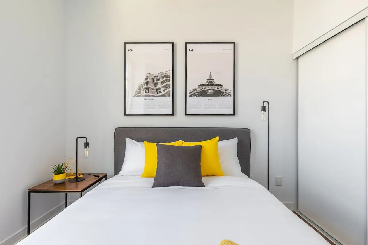 Luxury 2BR Downtown Great View Free Parking 12