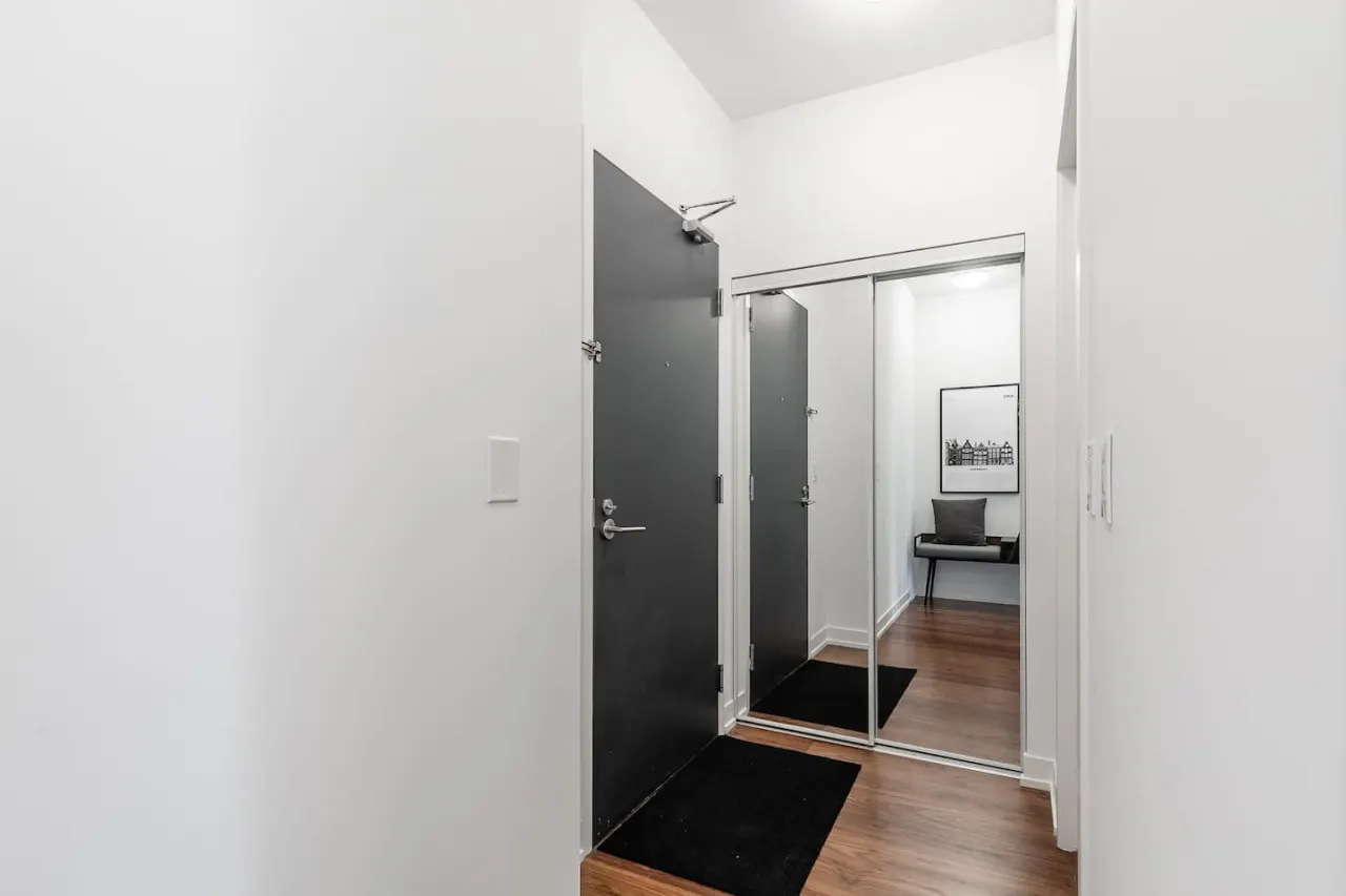Luxury 2BR Downtown Great View Free Parking 17