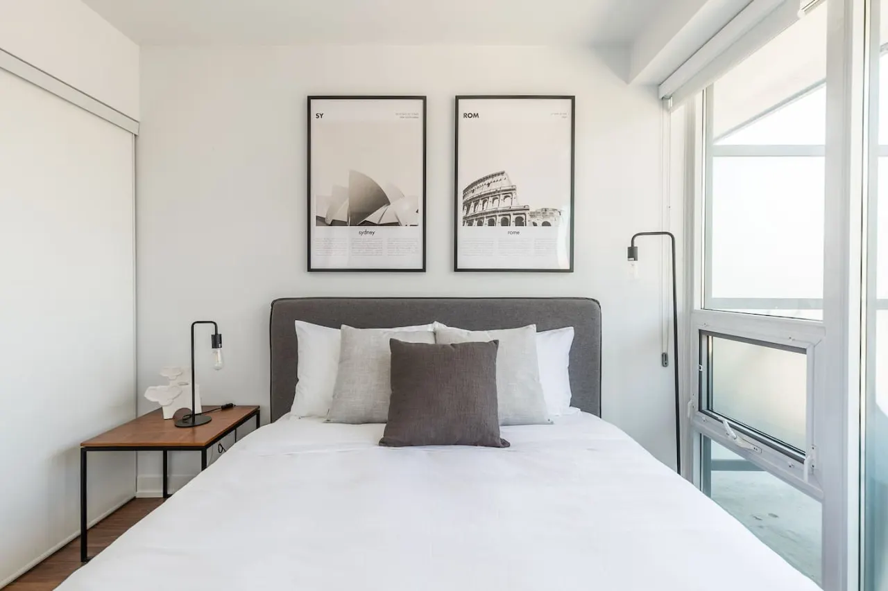 Luxury 2BR Downtown • Great View • Free Parking — photo 3