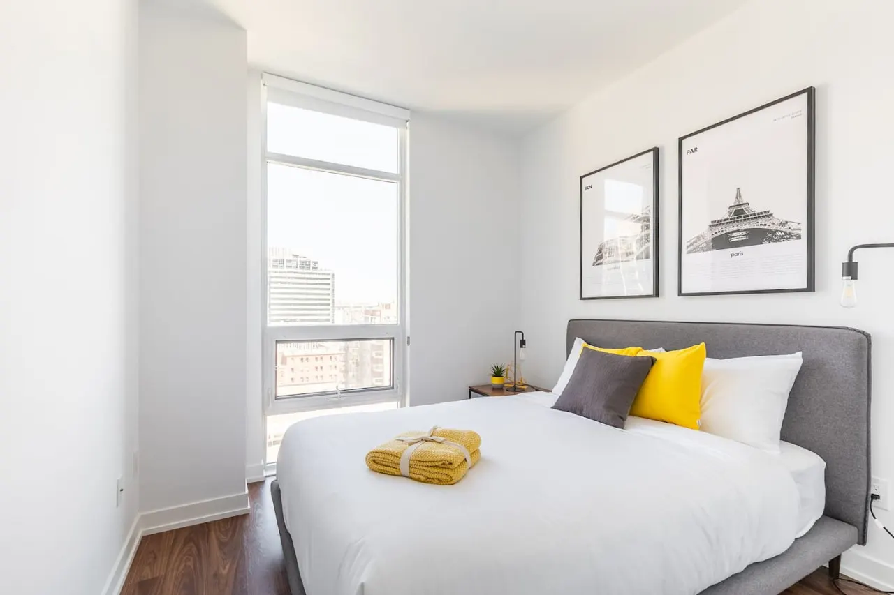 Luxury 2BR Downtown • Great View • Free Parking — photo 4