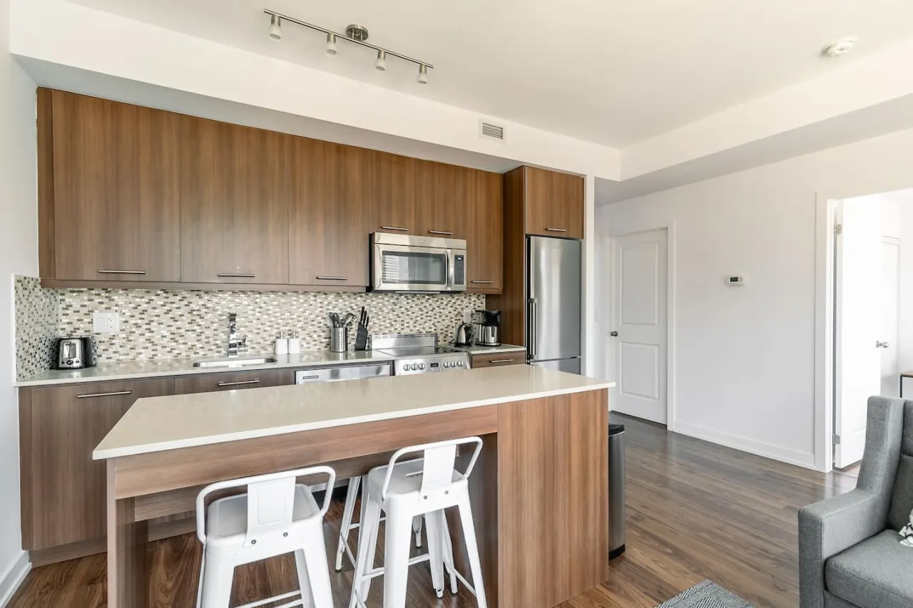 Luxury 2BR Downtown • Great View • Free Parking — photo 5