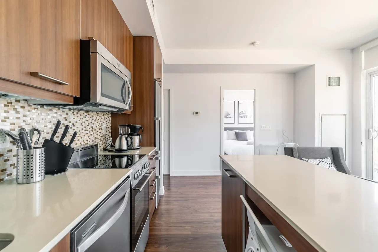 Luxury 2BR Downtown Great View Free Parking 6