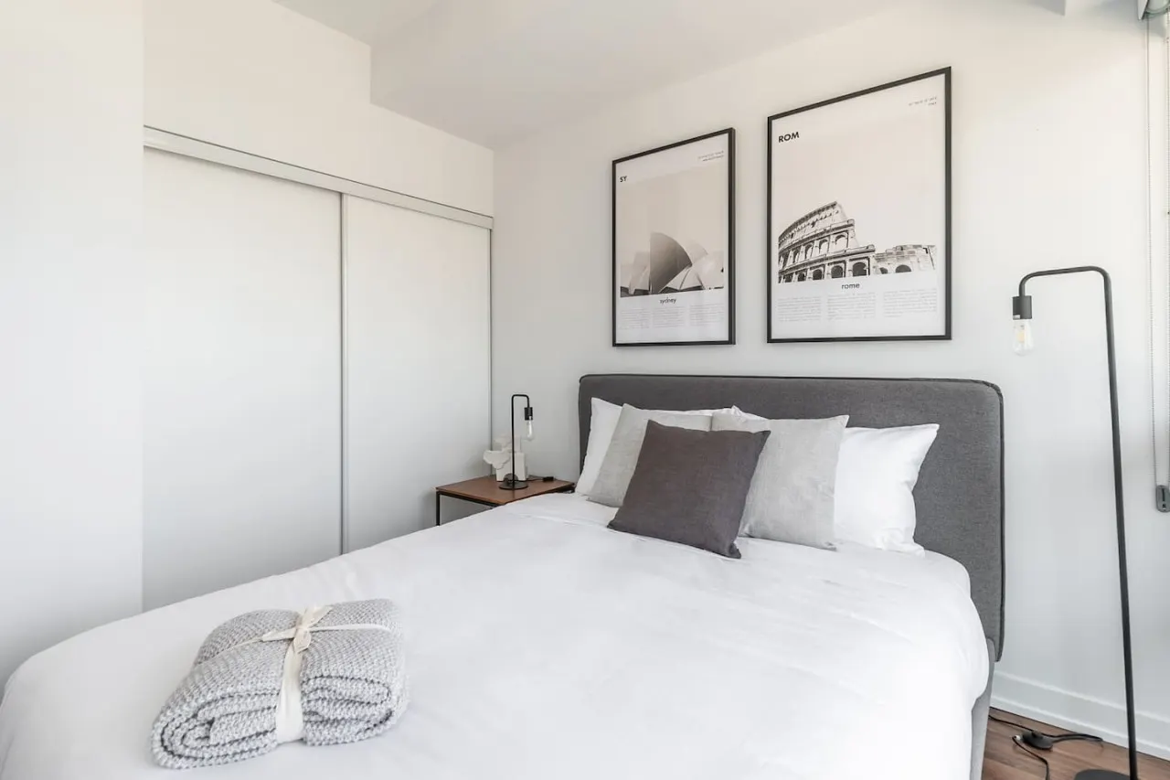 Luxury 2BR Downtown Great View Free Parking 8