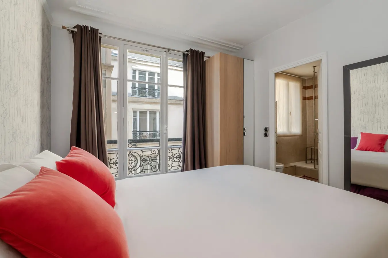 Luxury 4 Bed Residence - Next to Arc de Triomphe 13