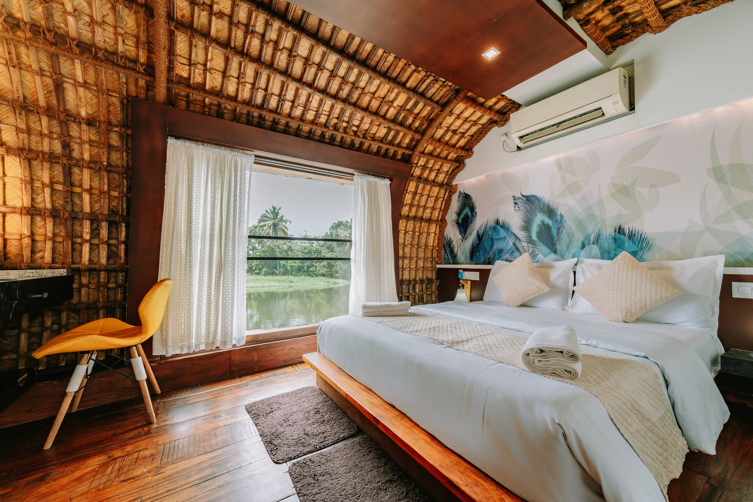 Single bedroom private houseboat for couples/solo