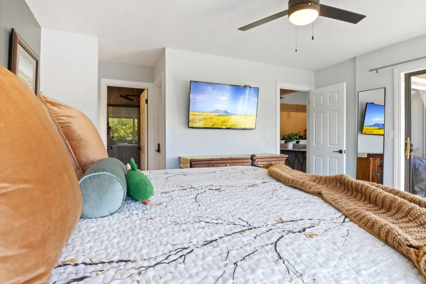 3 Pools-Top Floor-Lakefront-Pickleball-Views 20
