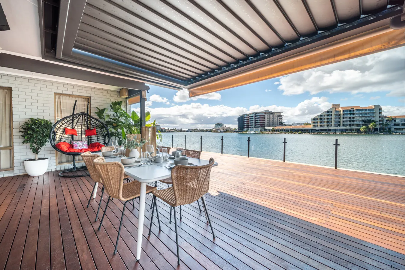 La Brisa—Waterfront Retreat between Lake & Coast